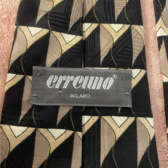 Elegant Black and Gold Men's Tie - Picture 6 of 8